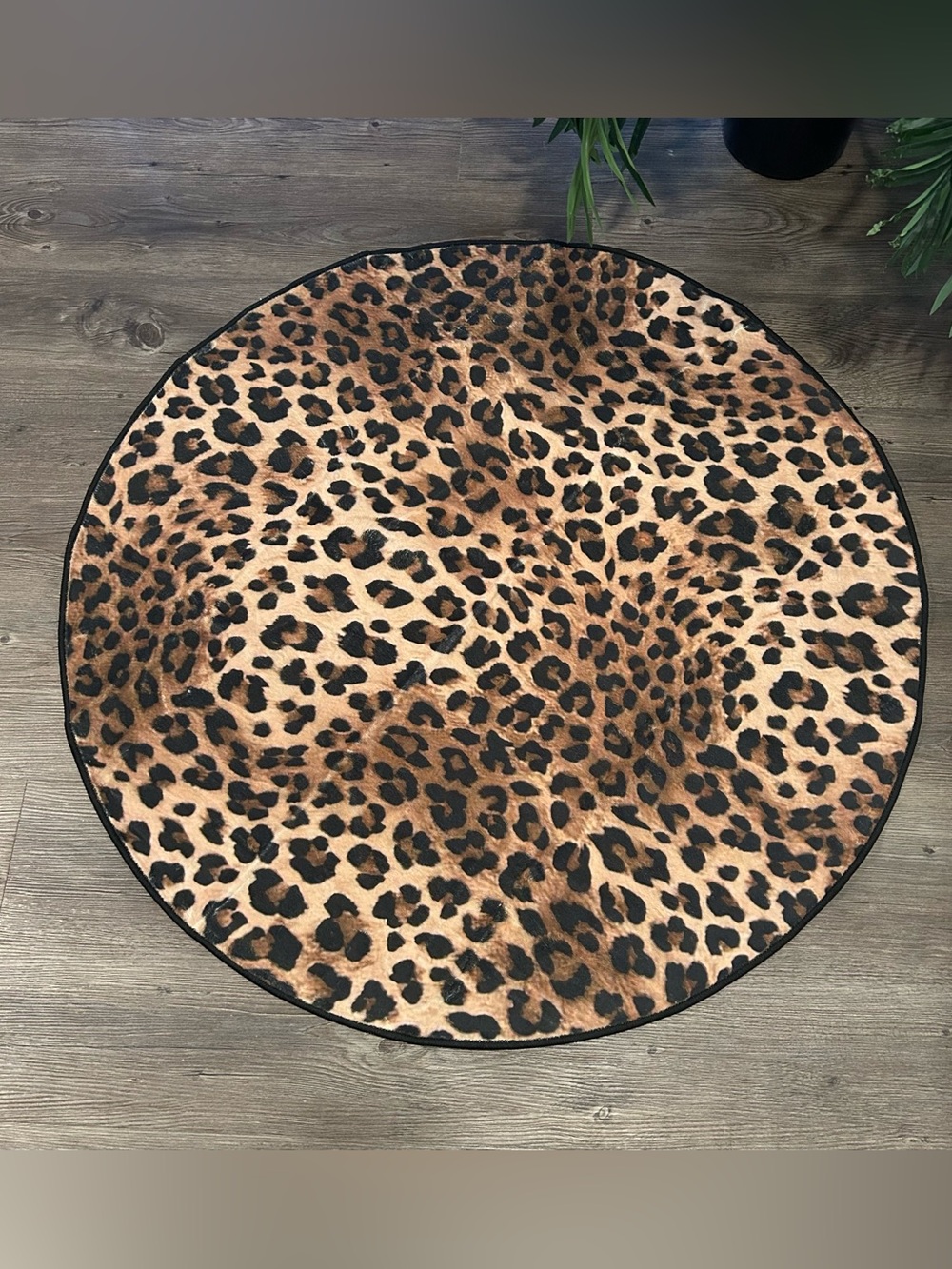 NEW 3’ Leopard Print Round Accent Rug
